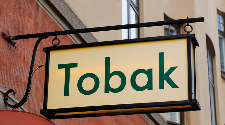 Skylt på svenska med texten tobak vid tobaksaffär.