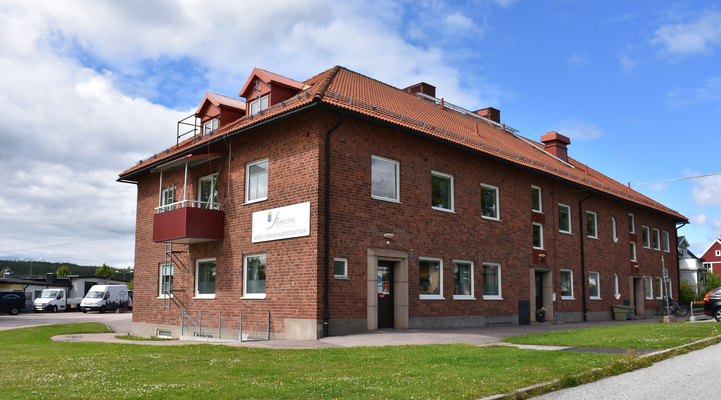 Servicecenters byggnad. Rött tegelhus med stor vit skylt med Fagersta kommuns logotyp och texten Arbetsmarknadscentrum.