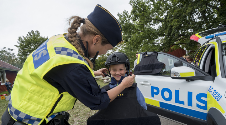 Ett barn provar polisens utrustning.