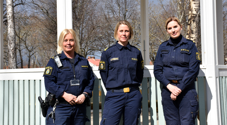 Tre kvinnliga poliser utomhus.
