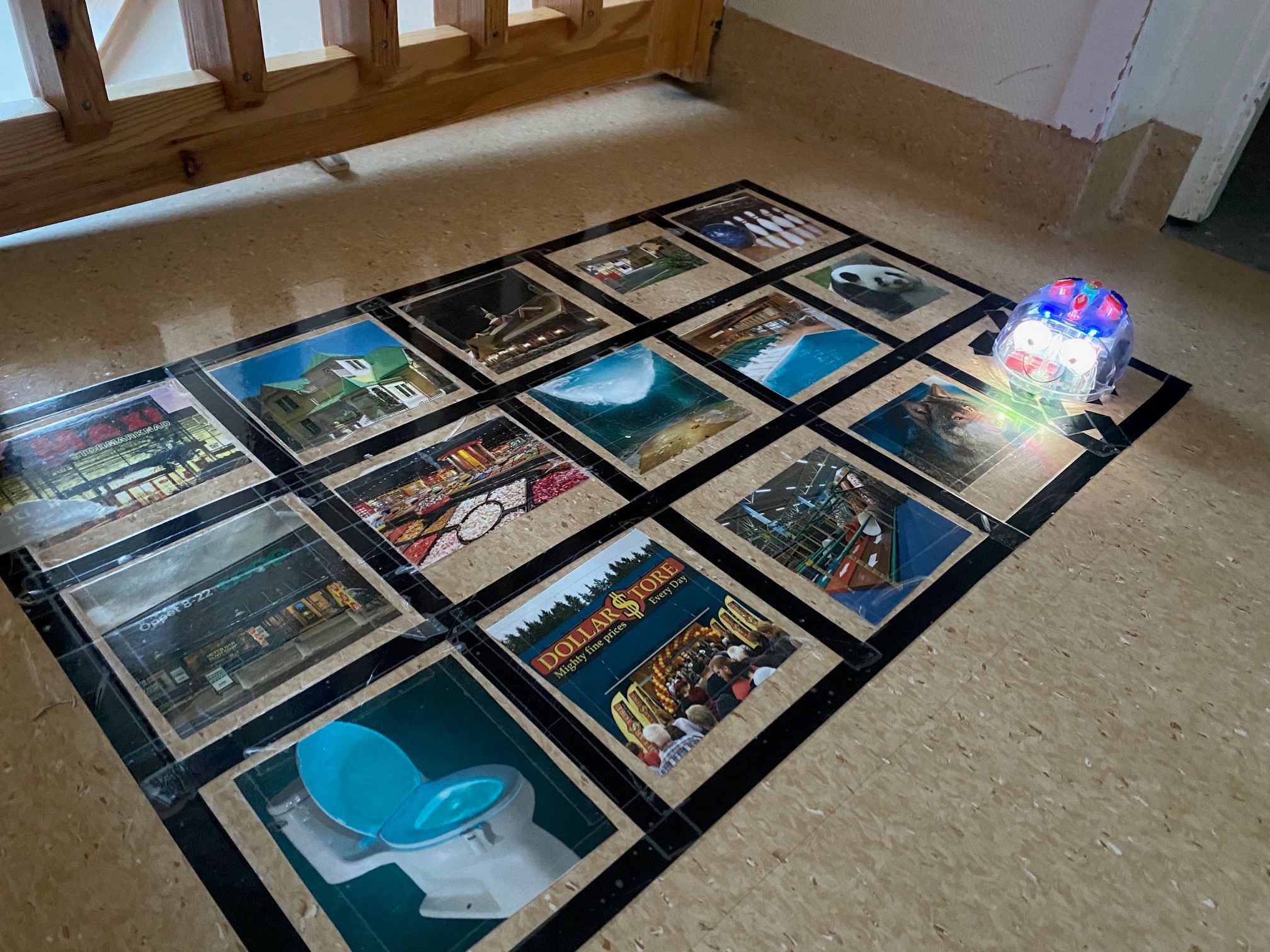 15 stycken bilder från Fagersta som är fasttejpade på golvet som ett stort fototalbum