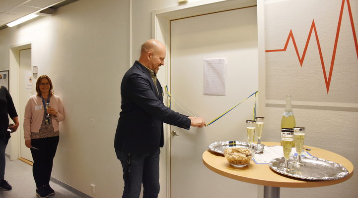Rektor för Komvux Mattias Pålsson, klipper bandet som sitter framför dörren till metodrummet.
