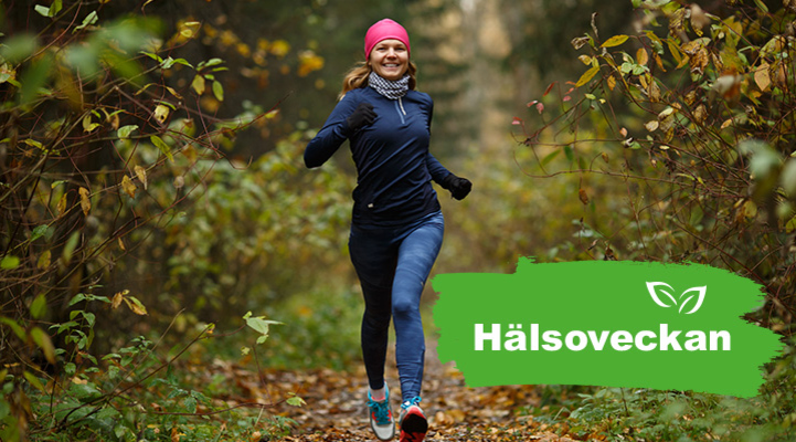 Glad kvinna kommer springande i skogen. Det är höst. Till  höger i bild ligger texten "Hälsoveckan".