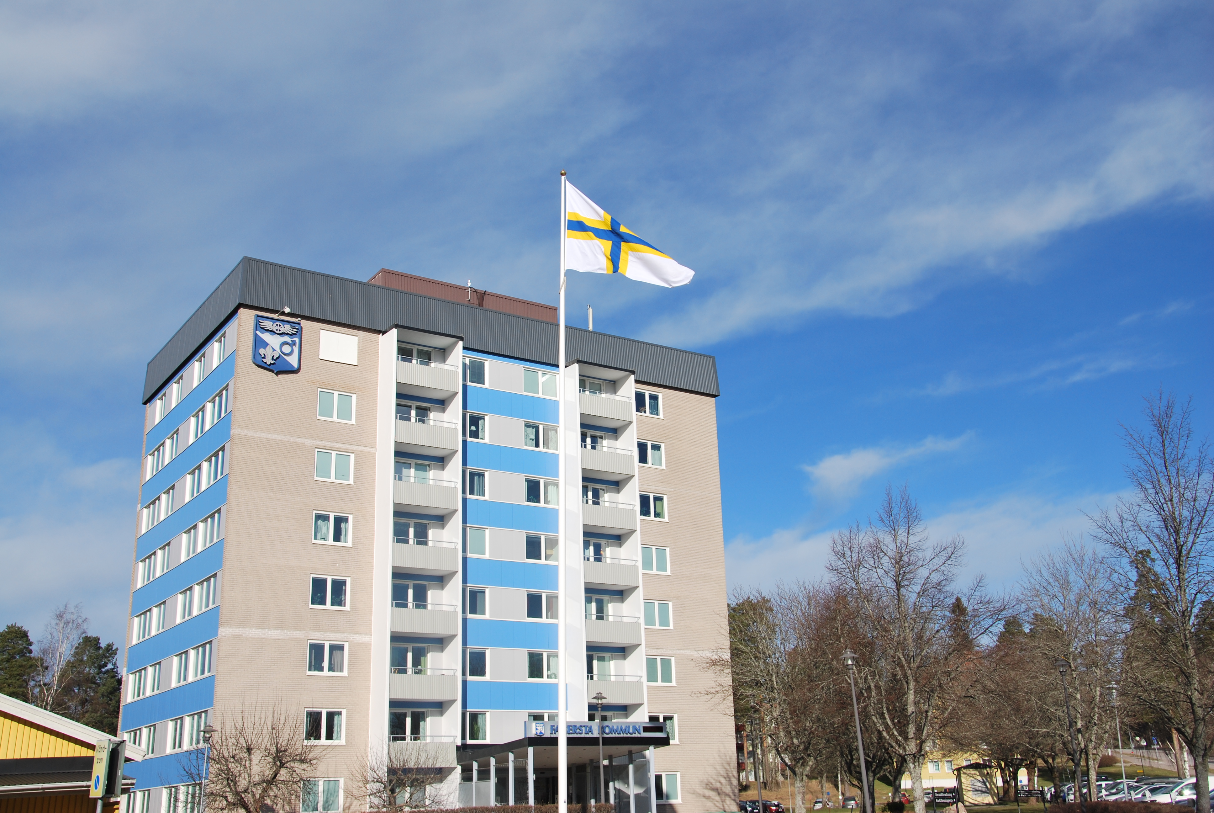Fagerstas kommunhus med sverigefinska flaggan