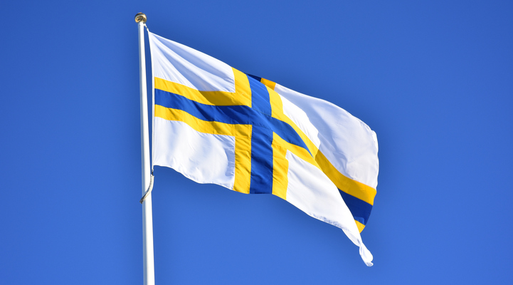 Den Sverigefinska flaggan, vit med gult och blått kors