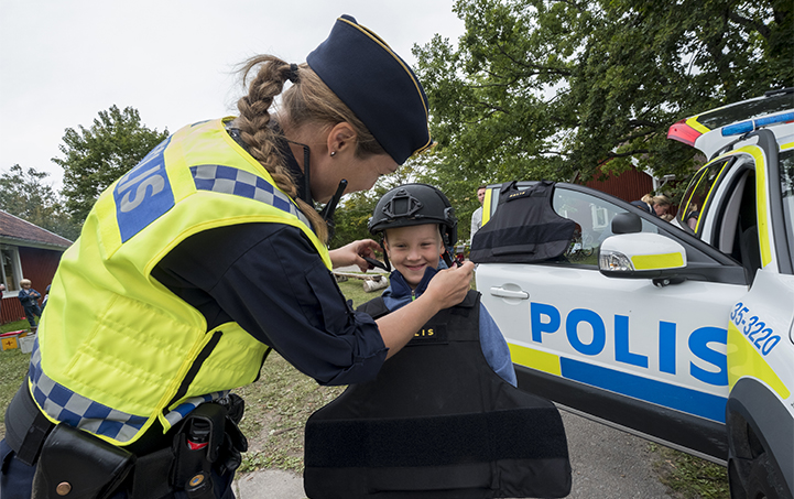 En polis och ett barn.