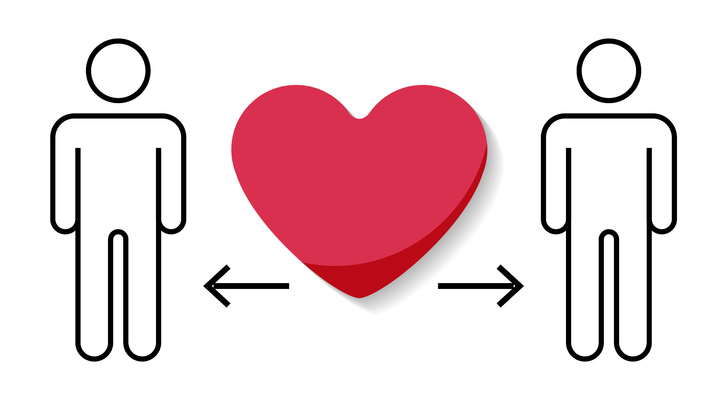 Illustration. Två ritade människor med ett rött hjärta emellan och två pilar som pekar åt varsitt håll. Illustrationen ska symbolisera avstånd men med omtanke.
