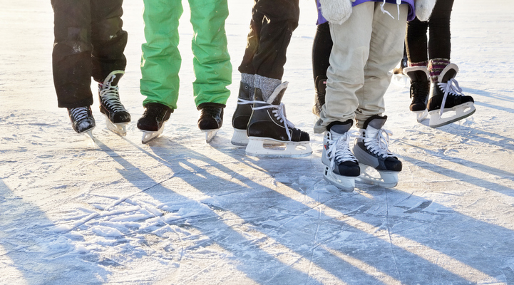 Fötter med skridskor på is