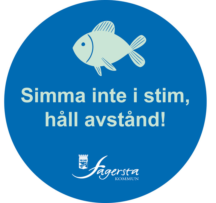 Blå bakgrund med fisk, text Simma inte i stim, håll avstånd