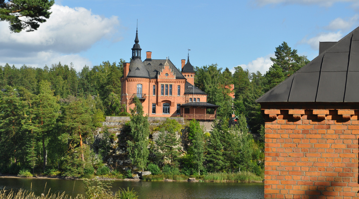 Villa Ulvaklev. I rött tegel och svart tak med flera torn. 