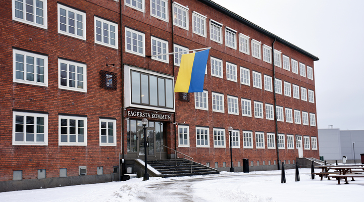 Den Ukrainska flaggan hänger på fasaden på kommunhuset.