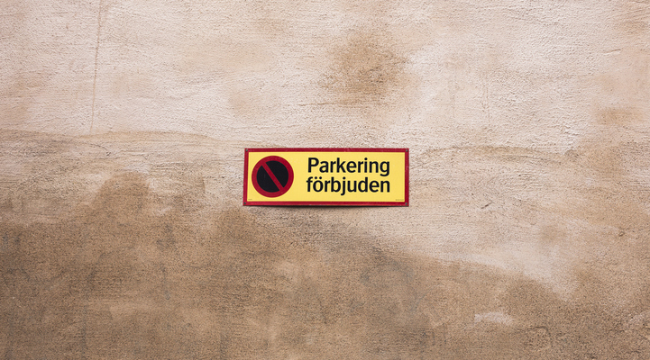 Skylt på vägg "Parkering förbjuden"
