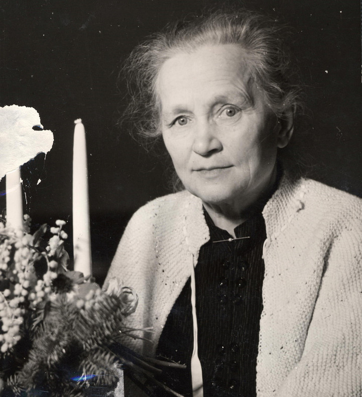 Porträttbild på Agda Östlund, en av de första kvinnliga ledamöterna i riksdagen 1922