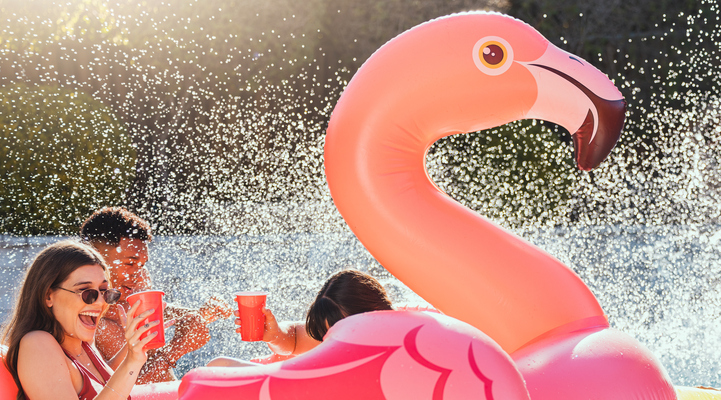 Uppblåsbar flamingo i pool.
