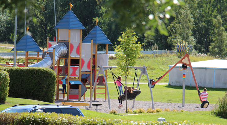 Lekplats Göndalsparken. Barn leker i gunga