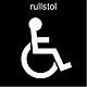 Svart fyrkant som innehåller en vit symbol och vit text. Symbolen föreställer en rullstolsburen person. Ovanför symbolen står texten: rullstol. Bilden visar att byggnaden är tillgänglig för person i rullstol.